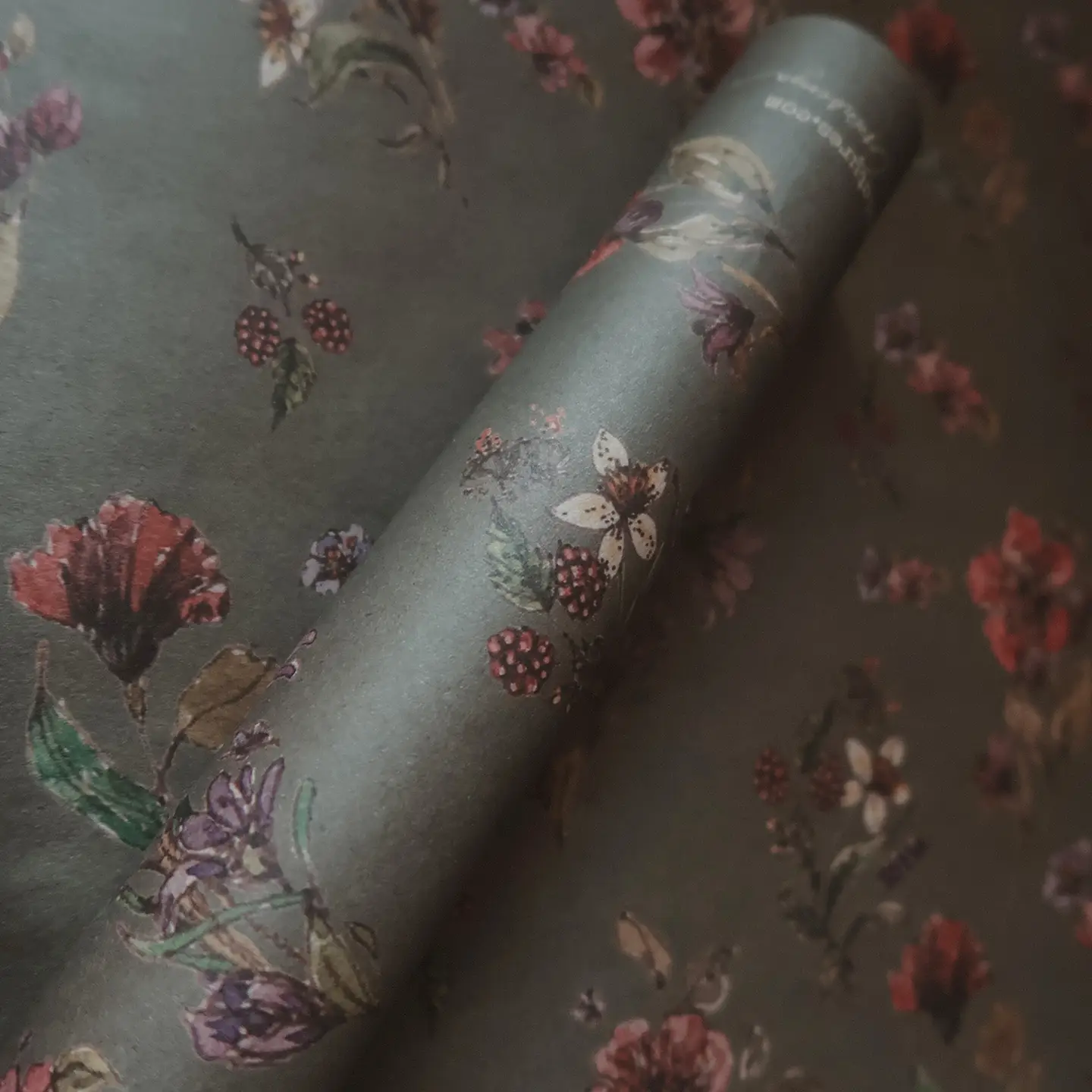 hartie ambalat floral gri inchis hartie ambalat floral gri inchis