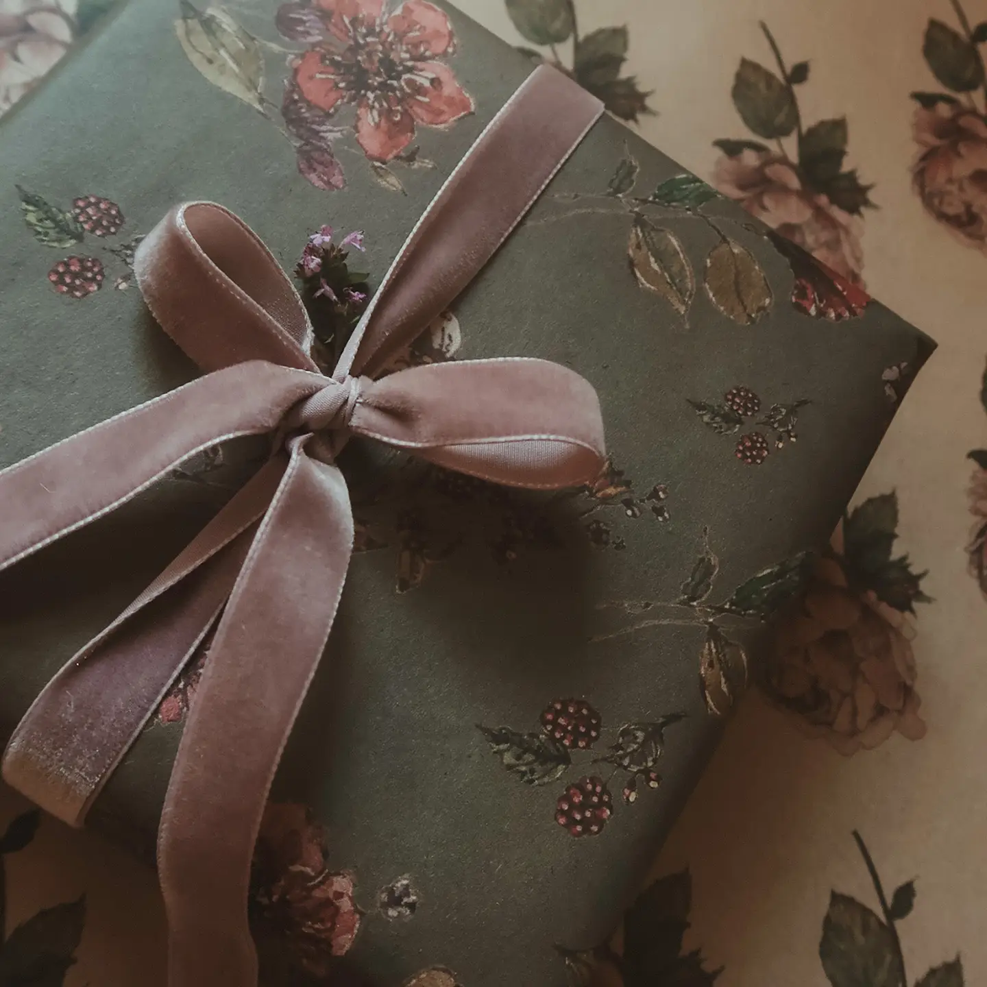 hartie ambalat floral gri inchis hartie ambalat floral gri inchis