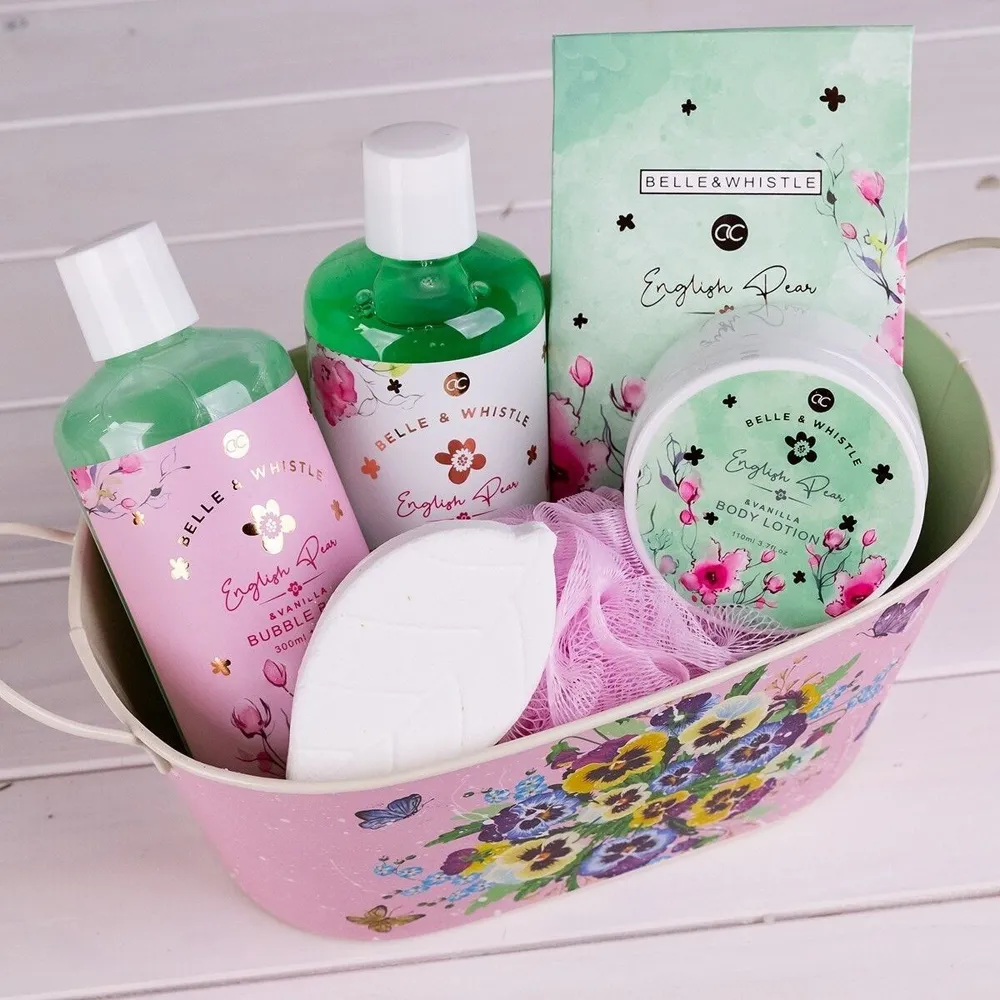 set de baie belle & whistle într o cadă din tablă imprimată set de baie belle & whistle într o cadă din tablă imprimată