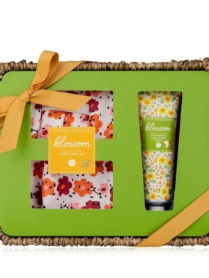set de baie blossom într un coș din iarbă de mare, cu cremă de mâini și mănuși de grădinărit